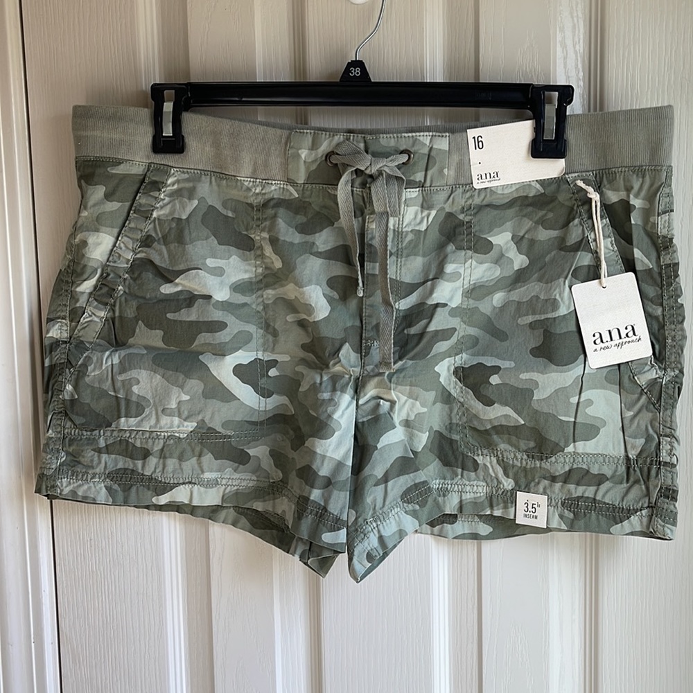 NWT ANA MIDRISE GREEN CAMO  SHORTS